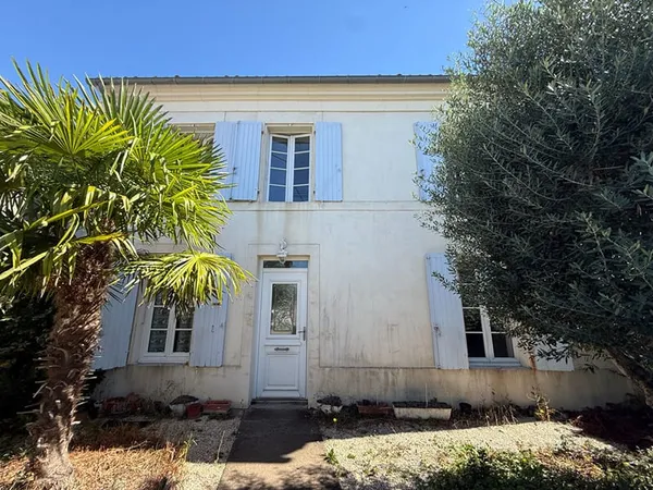 MAISON DE VILLE- JARDIN - VASTE GARAGE