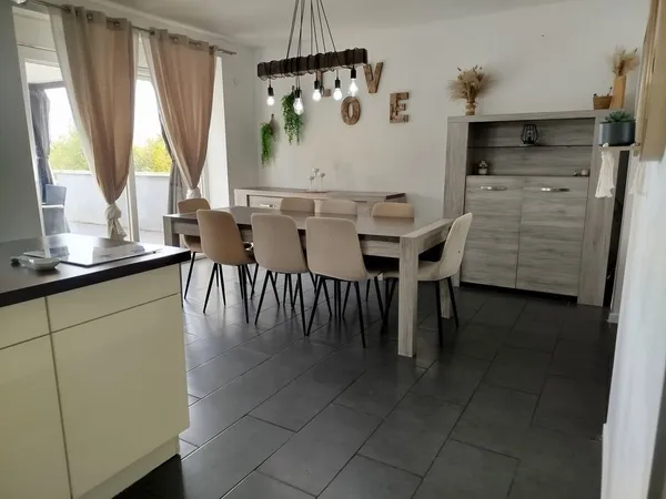 Maison familiale de 170 M2 : 4 chambres, piscine et terrasse
