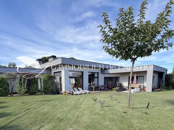 Une villa contemporaine en village avec vue Ventoux et Gorges de la Nesque