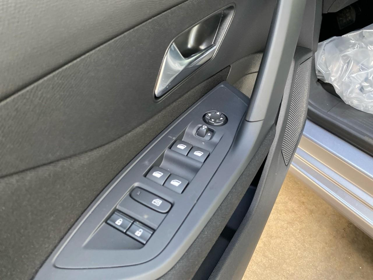 Peugeot 308 1.2 hybrid 145ch allure e-dcs6 — photo 12