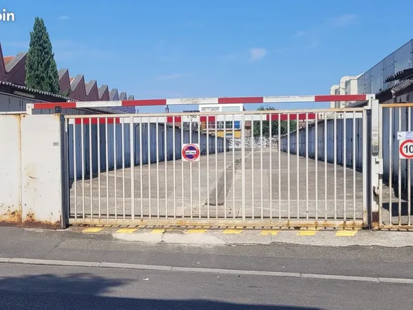 Garage Box fermé de 13.5 m² dans copropriété sécurisée