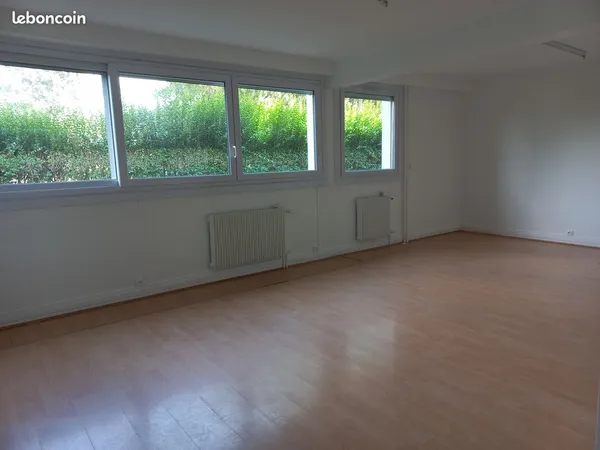 A LOUER LOCAL PROFESSIONNEL rez-de-chaussée 110m²