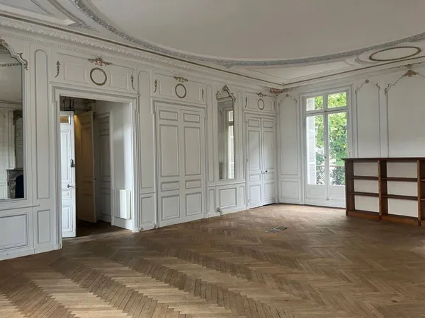 Bureau 628 m²