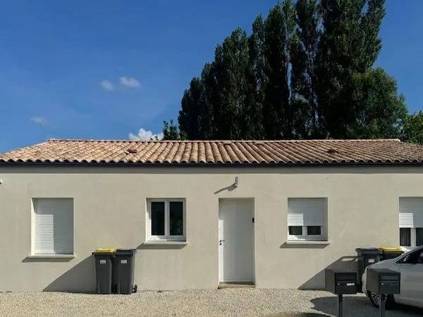 Maison neuve avec jardin