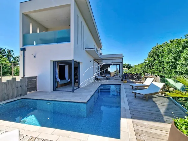 Villa T7 5 chambres 197 m² piscine et dépendance