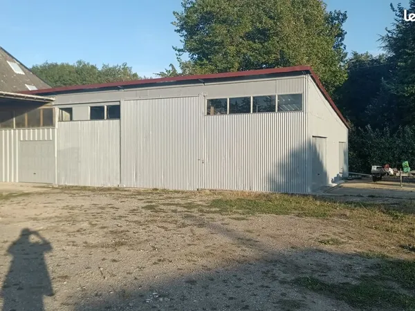 Hangar de stockage 120 m² + parking béton 120 m² - proche A16 / Calais