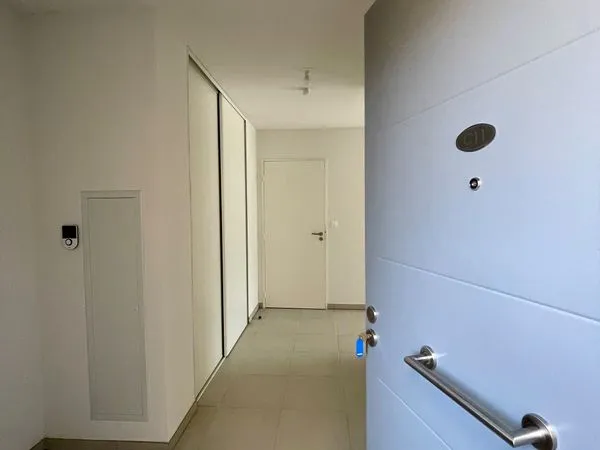 Appartement T3 neuf en dernier étage + garage boxé double stationnement