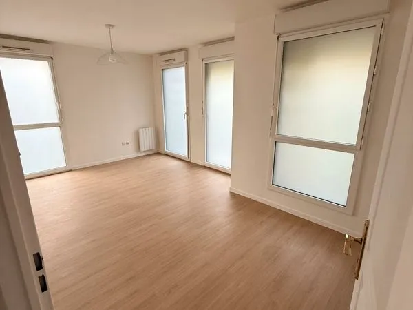 A louer appartement T2 avec grand salon et cuisine équipée dans une Résidence très calme et ultra sé