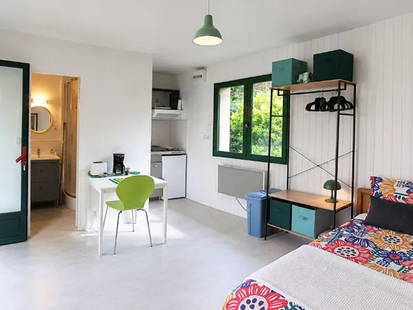 Studio à Capeyron avec parking