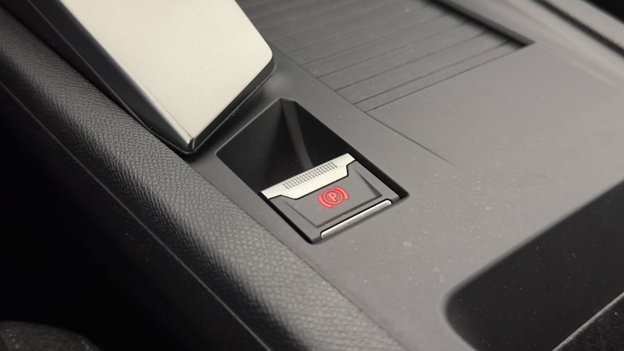 Peugeot 308 SW PHEV 180 e-EAT8 — photo 32