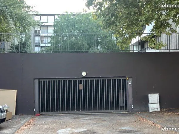 Parking le club fermé et sécurisé