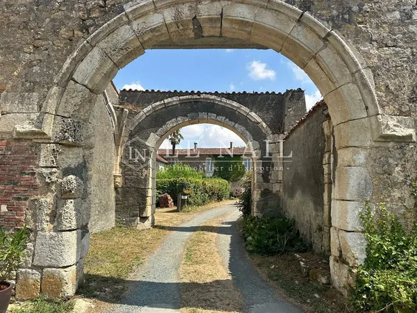Vends château - 300 m² - 6 pièces, 4 chambres - Ste Hermine 85210