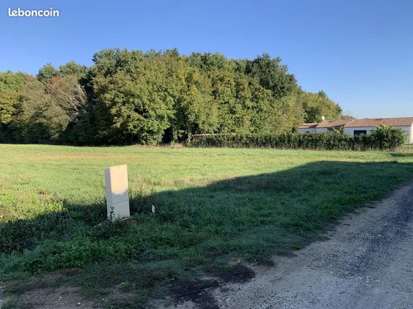 Terrain à bâtir de 1222 m2 au prix de 39000 à MAZEROLLES (17)