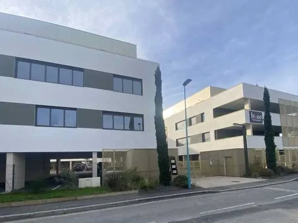 Bureaux 751 m²