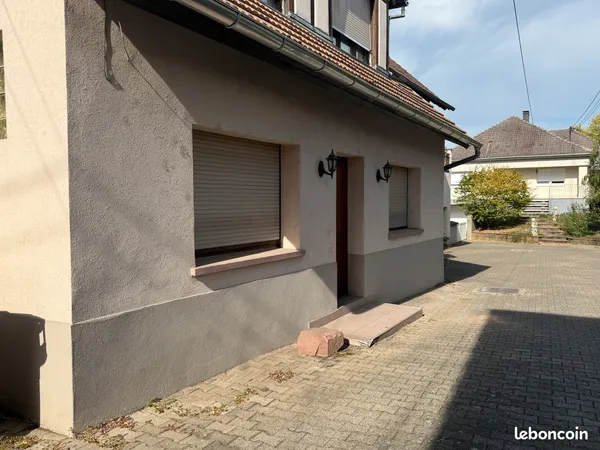 F2 de 85 m2 rafraichit dans une cour à Benfeld