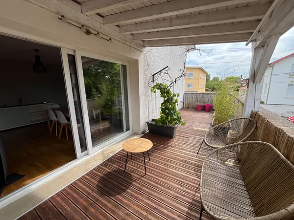 Bourg appart 4 chambres+ bureau avec terrasse