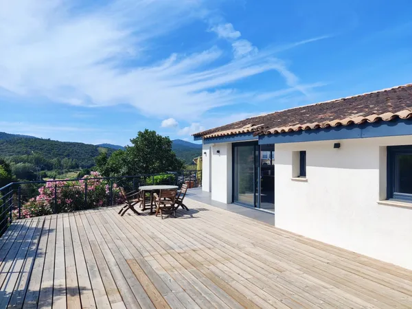 Maison neuve dans domaine sécurisé