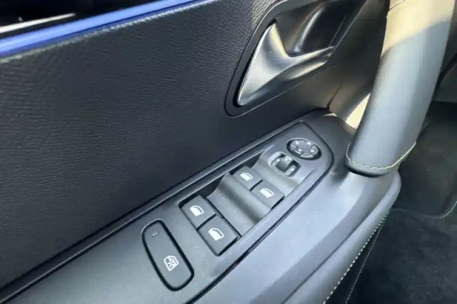 Peugeot 2008 hybrid 145 e-dcs6 — photo 29
