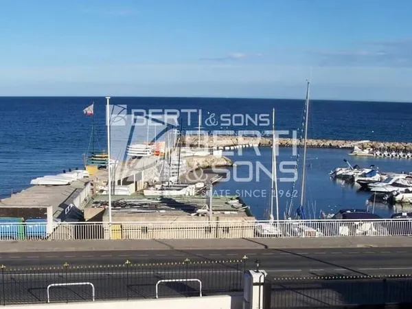 CANNES FRONT DE MER - EMPLACEMENT DE PREMIER ORDRE