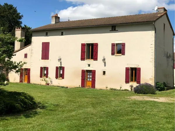 Maison de caractère 7 pièces - 255 m² - 1 hectare de terrain - Sud Vienne (86350)
