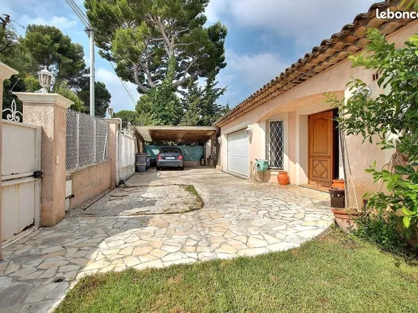 Belle villa sur les hauteurs d Antibes vue mer montagne sur terrain de 1500 mètres carrés