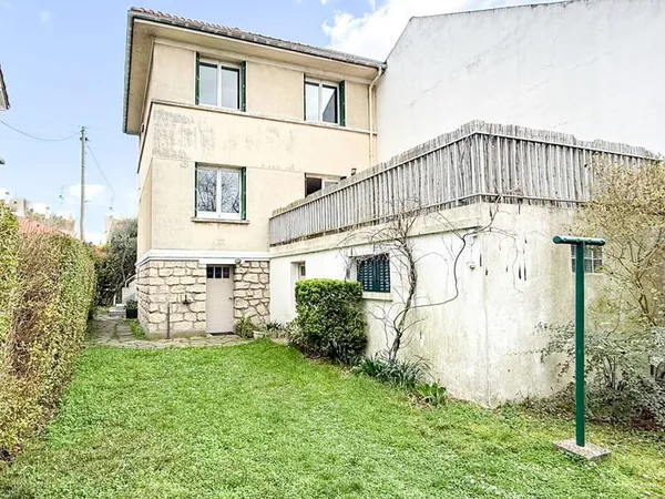 Sartrouville À 10 minutes à pied de la gare Maison 5 pièces sur 550 m² de terrain avec une dépendanc