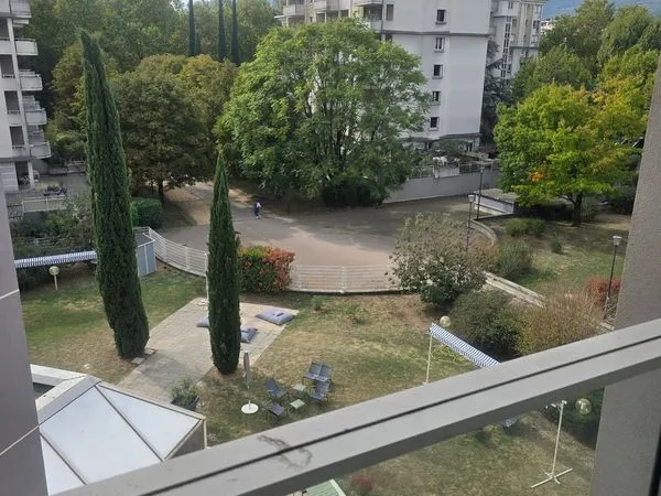 Loue T2 meuble plus parking couvert securise et terrasse
