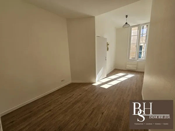Poitiers centre-ville, secteur Cathédrale, studio 17m² entièr