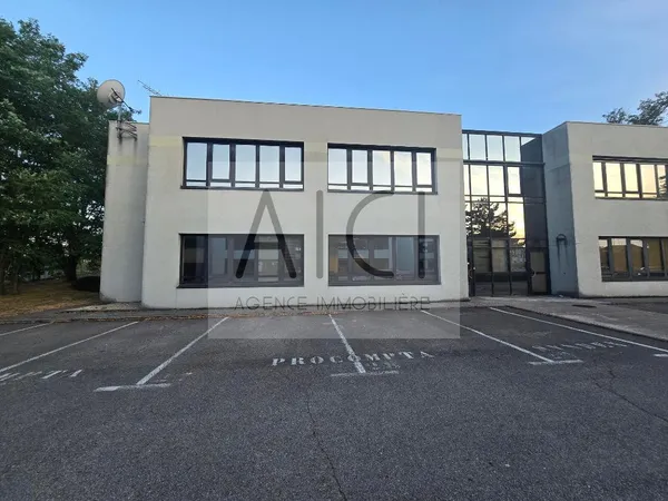 Idéalement situés à École-Valentin, à proximité immédiate de l'autoroute A36, ces bureaux de 200 m² 