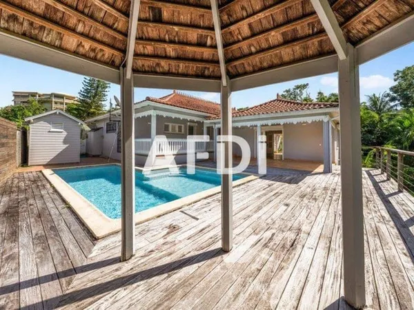 Villa 10 pièces 270 m²