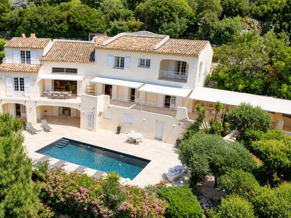 À VENDRE VILLA BEAUX VOLUMES 6 CHAMBRES VUE MER SUD-OUEST PARKINGS AUX ISSAMBRES