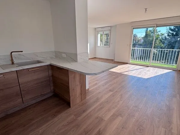 Appartement T3 rénové avec cour, balcon et parkings