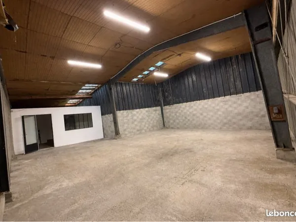 Dépôt 140 m² + terrain clôturé 500 m² - Portail motorisé