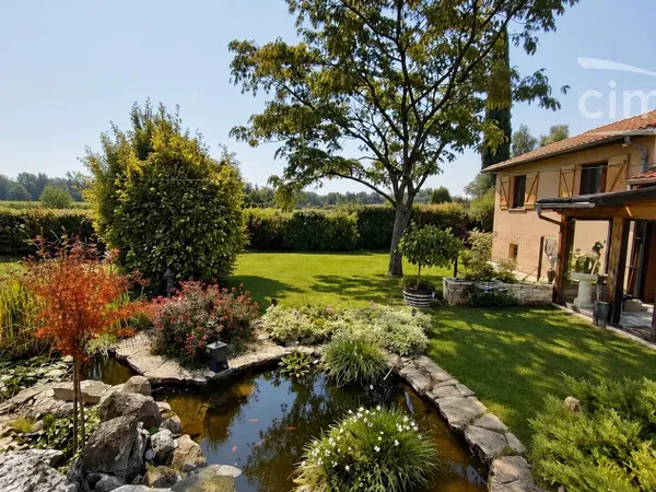 Le Charme Absolu. Maison d’Exception et Écrin de Nature Privé limite Décines-Charpieu
