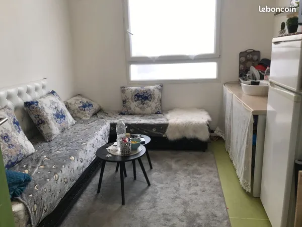 Rare studio libre de suite