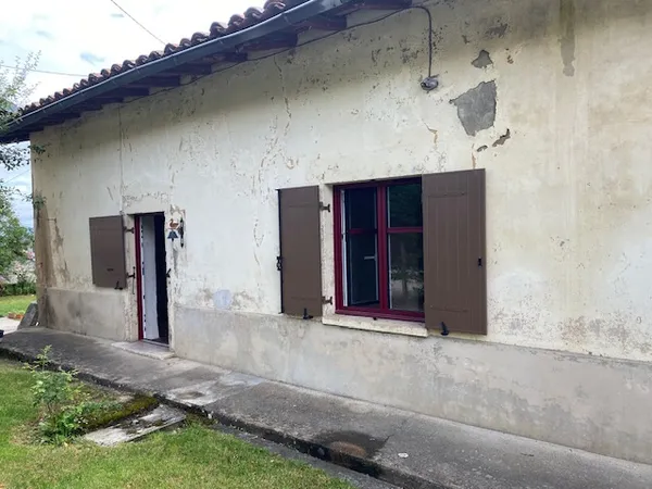 Maison à rénover dans hameau paisible des Combes