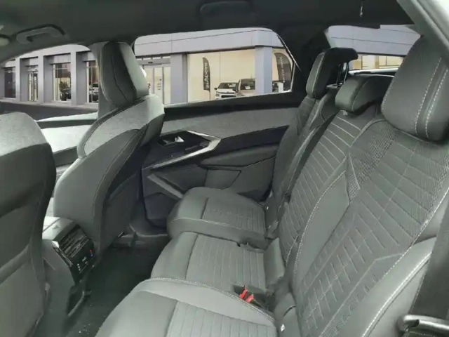 Peugeot 5008 electrique 73 kwh 210 ch — photo 42