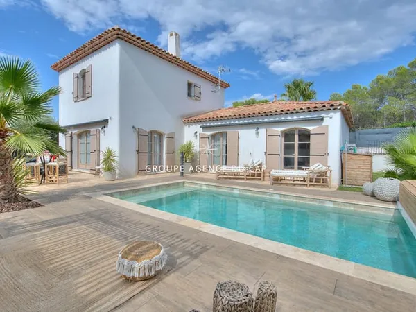 Villa avec piscine calme et verdure