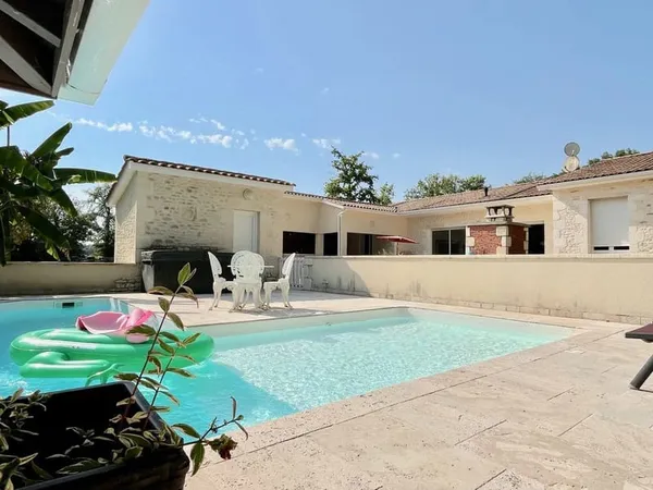 Maison spacieuse avec piscine et jacuzzi