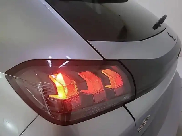 Peugeot 208 puretech 75 s&amp;s bvm5 — photo 20