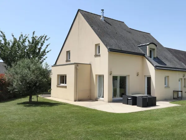 Maison de 125 m2 avec vaste terrain de 776 m² située à seulement 5 mn de Vitré