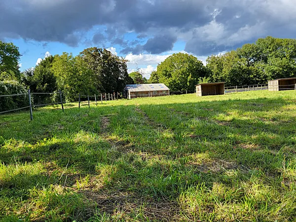 Vends terrain constructible 162 1m² + terrain agricole accolé de plus d'un hectare aménagé pour les 