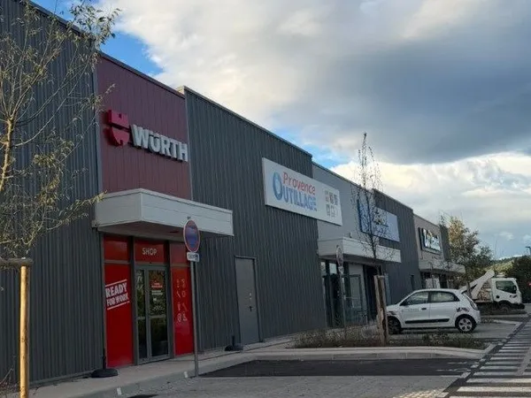 Local commercial neuf 400m² -axe tres passant - salon de provence
