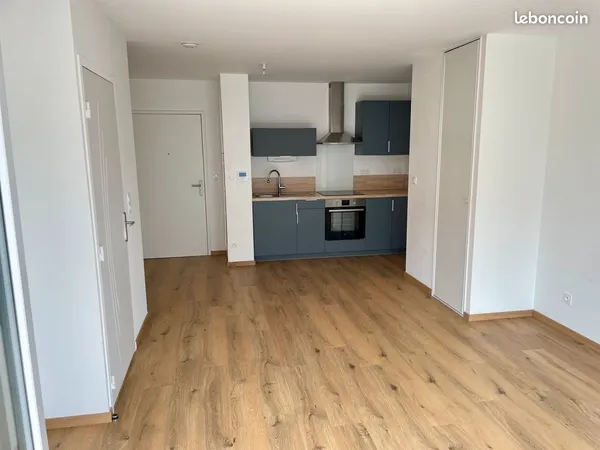 Appartement 2 pièces 41 m² avec jardin d'hiver (balcon) - Quartier Antrain / Volney - Métro B Gros-C
