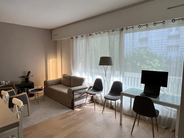 Loue en longue durée meublée / disponible 11 octobre 2026 - T1 bis Paris 15ème - 38m²