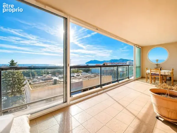 Vue mer panoramique à 180° - Superbe 4 pièces avec terrasse, piscine et garage !