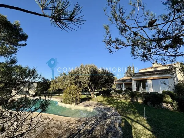 VILLAGE EN PERIPHERIE D'UZES : VILLA 4 CHAMBRES AVEC PISCINE