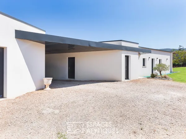 Plain-pied contemporain avec piscine lagon