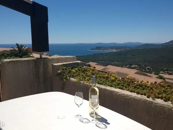 Appartement 2 pièces climatisé avec grande terrasse, piscine et superbe vue mer