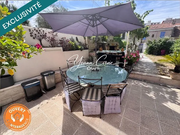 Maison de ville type 3/4 78 m2 avec terrasse, cuisine d'été et jardinet.